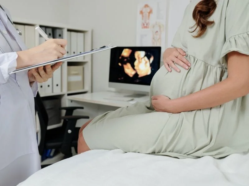 Happy mother with baby — Dr. Invitro IVF success